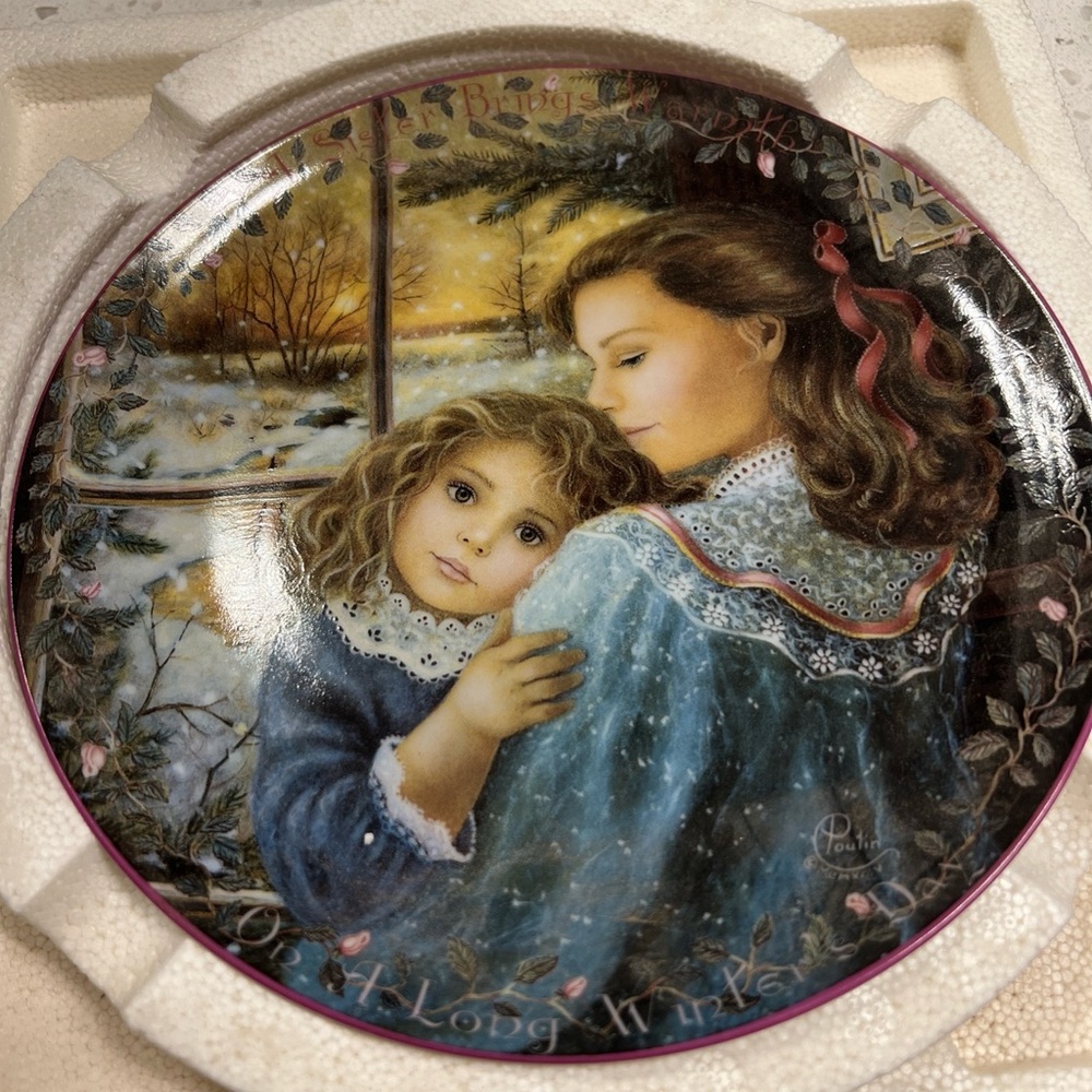 Soft Blue and Brown Decorative Ceramics Plate with Tender Scene
